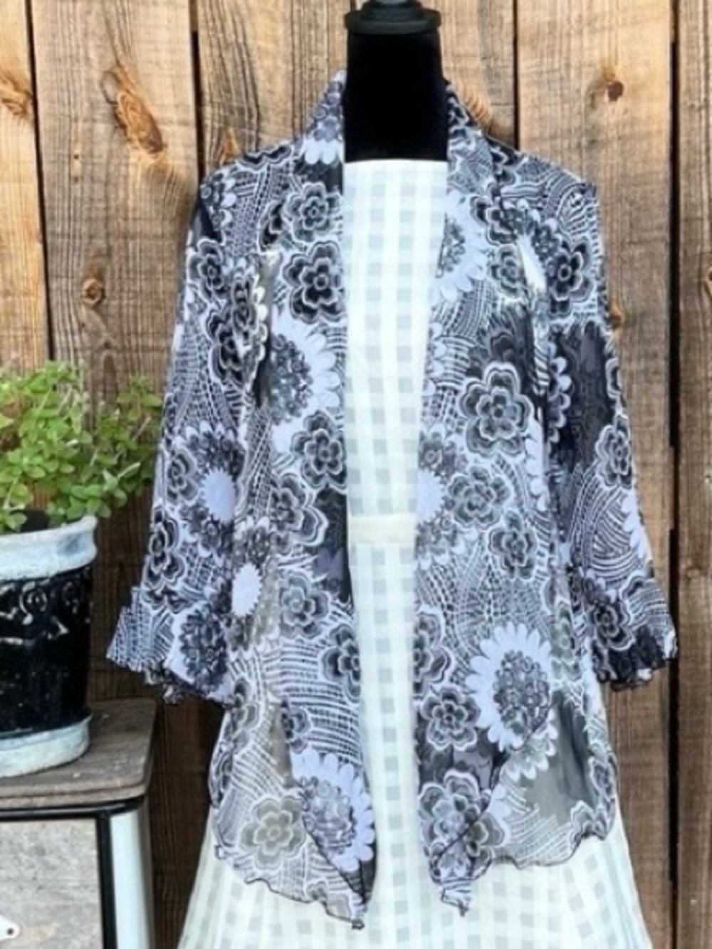 Nicola kimono size Medium black and white 2281